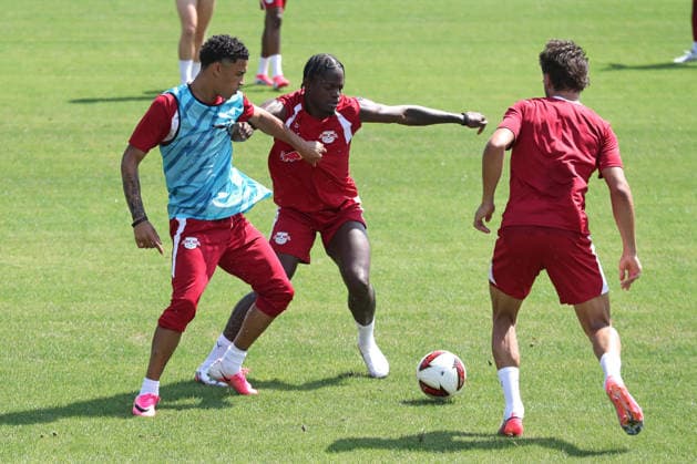Bundesliga: Auftakttraining von RB Leipzig, 13.07.2026 Ayodele Thomas (21, RB Leipzig) gegen Castello Lukeba (23, RB Leipzig). Fußball-Bundesliga, Saison 2026 2027: Auftaktraining von RB Leipzig am 13.07.2026 im RB-Trainingszentrum am Cottaweg. *** RB Leipzig s Bundesliga Season-Opener Training Session, July 13, 2026, Ayodele Thomas, 21, RB Leipzig vs. Castello Lukeba, 23, RB Leipzig Soccer Bundesliga, 2026–2027 Season: RB Leipzig’s first training session on July 13, 2026, at the RB Training Center on Cottaweg Copyright: xBEAUTIFULxSPORTS JanxKaeferx