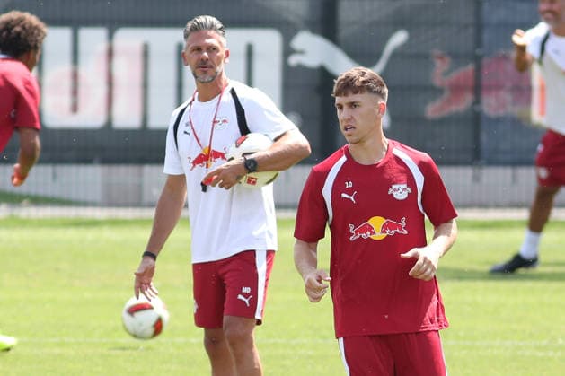 Bundesliga: Auftakttraining von RB Leipzig, 13.07.2026 Brajan Gruda (10, RB Leipzig), dahinter Martin Demichelis (Chef-Trainer, RB Leipzig). Fußball-Bundesliga, Saison 2026 2027: Auftaktraining von RB Leipzig am 13.07.2026 im RB-Trainingszentrum am Cottaweg. *** RB Leipzig s Bundesliga Season-Opener Training Session, July 13, 2026, Brajan Gruda 10, RB Leipzig, with head coach Martin Demichelis in the background; RB Leipzig soccer Bundesliga, 2026–2027 season; RB Leipzig’s first training session on July 13, 2026, at the RB Training Center on Cottaweg Copyright: xBEAUTIFULxSPORTS JanxKaeferx