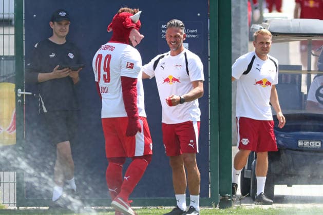 Bundesliga: Auftakttraining von RB Leipzig, 13.07.2026 Martin Demichelis (Chef-Trainer, RB Leipzig) begrüßt Maskottchen Bulli (RB Leipzig). Fußball-Bundesliga, Saison 2026 2027: Auftaktraining von RB Leipzig am 13.07.2026 im RB-Trainingszentrum am Cottaweg. *** RB Leipzig s Bundesliga Season-Opening Training Session, July 13, 2026: Head Coach Martin Demichelis Welcomes the Mascot Bulli at RB Leipzig s Soccer Bundesliga Training Session, 2026–2027 season: RB Leipzig’s first training session on July 13, 2026, at the RB Training Center on Cottaweg Copyright: xBEAUTIFULxSPORTS JanxKaeferx