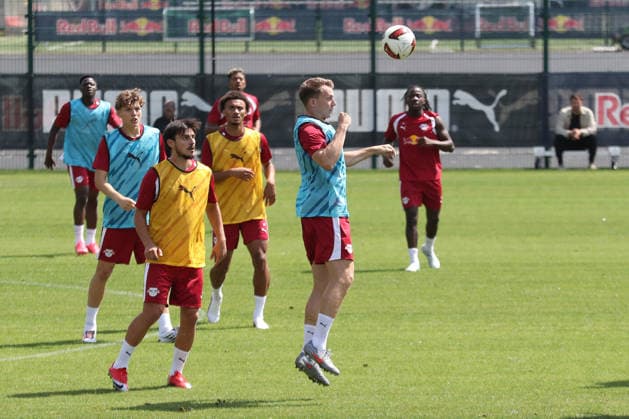 Bundesliga: Auftakttraining von RB Leipzig, 13.07.2026 Lukas Klostermann (16, RB Leipzig) per Kopf. Fußball-Bundesliga, Saison 2026 2027: Auftaktraining von RB Leipzig am 13.07.2026 im RB-Trainingszentrum am Cottaweg. *** RB Leipzig s Bundesliga Season-Opener Training Session, July 13, 2026; Lukas Klostermann, 16; RB Leipzig; Soccer; Bundesliga; 2026–2027 Season; RB Leipzig s season-opener training session on July 13, 2026, at the RB Training Center on Cottaweg Copyright: xBEAUTIFULxSPORTS JanxKaeferx