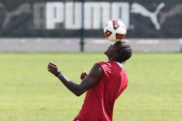Bundesliga: Auftakttraining von RB Leipzig, 13.07.2026 Castello Lukeba (23, RB Leipzig) balanciert den Ball auf dem Kopf. Fußball-Bundesliga, Saison 2026 2027: Auftaktraining von RB Leipzig am 13.07.2026 im RB-Trainingszentrum am Cottaweg. *** RB Leipzig s Bundesliga Season-Opener Training Session, July 13, 2026, Castello Lukeba 23, RB Leipzig players balance the ball on their heads – Bundesliga, 2026–2027 season. RB Leipzig’s first training session of the season on July 13, 2026, at the RB Training Center on Cottaweg Copyright: xBEAUTIFULxSPORTS JanxKaeferx