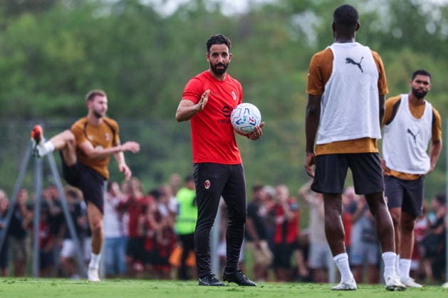 SOCCER - Serie A - AC Milan training session Photo by IPA ABACAPRESS.COM86660454 - Ruben Amorim, head coach of AC Milan, watches during an AC Milan 2026 27 training session at Milanello in Milan, Italy Milano Italy  Copyright: xIPAxSport ABACAx