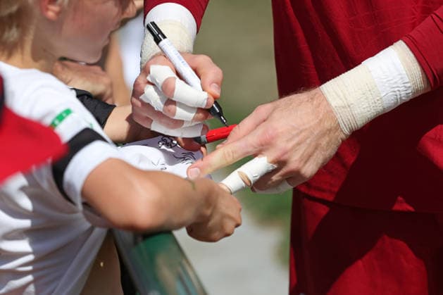Bundesliga: Auftakttraining von RB Leipzig, 13.07.2026 Torwart Peter Gulacsi (1, RB Leipzig) schreibt Autogramme. Close-up, Detail-Aufnahme, bandagierte Hände mit Stift. Symbolbild, Feature. Fußball-Bundesliga, Saison 2026 2027: Auftaktraining von RB Leipzig am 13.07.2026 im RB-Trainingszentrum am Cottaweg. *** RB Leipzig s Bundesliga season-opening training session, July 13, 2026; Goalie Peter Gulacsi 1, RB Leipzig signing autographs—close-up, detailed shot, bandaged hands holding a pen (symbolic image), feature on Bundesliga soccer, 2026–2027 season—RB Leipzig’s first training session on July 13, 2026, at the RB Training Center on Cottaweg Copyright: xBEAUTIFULxSPORTS JanxKaeferx