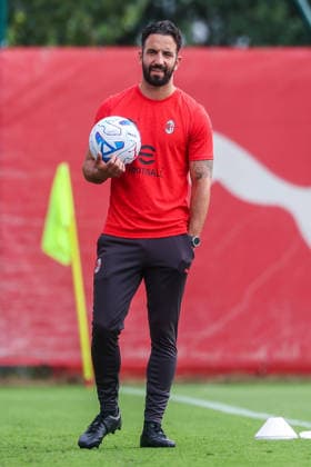 IPA86660736 - Ruben Amorim, head coach of AC Milan, watches during an AC Milan 2026 27 training session at Milanello in Milan, Italy  Copyright: xFabrizioxCarabelli IPAxSportx xx 86660736