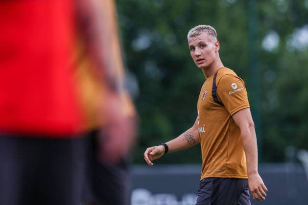 IPA86660825 - Francesco Camarda of AC Milan watches during the AC Milan 2026 27 training session at Milanello in Milan, Italy  Copyright: xFabrizioxCarabelli IPAxSportx xx 86660825