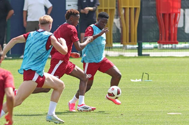 Bundesliga: Auftakttraining von RB Leipzig, 13.07.2026 Suleman Sani (18, RB Leipzig am Ball) verfolgt von Abdoul Kone (2, Neuzugang bei RB Leipzig). Fußball-Bundesliga, Saison 2026 2027: Auftaktraining von RB Leipzig am 13.07.2026 im RB-Trainingszentrum am Cottaweg. *** RB Leipzig s Bundesliga season-opening training session, July 13, 2026: Suleman Sani (18) of RB Leipzig in possession, followed by Abdoul Kone (2), New signing for RB Leipzig in the Bundesliga, 2026–2027 season. RB Leipzig’s first training session on July 13, 2026, at the RB Training Center on Cottaweg Copyright: xBEAUTIFULxSPORTS JanxKaeferx
