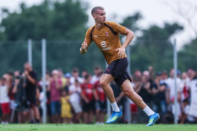 IPA86660834 - Francesco Camarda of AC Milan in action during the AC Milan 2026 27 training session at Milanello in Milan, Italy  Copyright: xFabrizioxCarabelli IPAxSportx xx 86660834