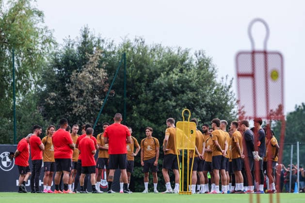 SOCCER - Serie A - AC Milan training session Photo by IPA ABACAPRESS.COM86660729 - Ruben Amorim, head coach of AC Milan, speaks with AC Milan players during a training session for the 2026–27 season at Milanello in Milan, Italy Milano Italy  Copyright: xIPAxSport ABACAx