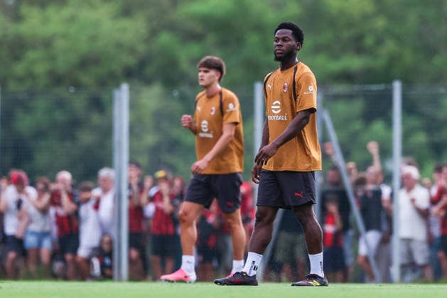 SOCCER - Serie A - AC Milan training session Photo by IPA ABACAPRESS.COM86660833 - Yunus Musah of AC Milan watches during the AC Milan 2026 27 training session at Milanello in Milan, Italy Milano Italy  Copyright: xIPAxSport ABACAx