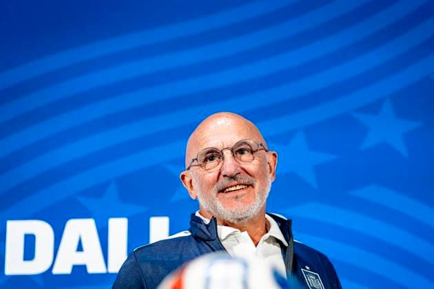 DALLAS - Spain s national coach Luis De La Fuente during the 2026 World Cup, Spain MD-1 press conference, PK, Pressekonferenz at AT&T Stadium on July 13, 2026, in Dallas, United States. (Photo by Stefan Koops EYE4IMAGES DeFodi Images) - *** DALLAS: Spain s national team coach, Luis De La Fuente, during the 2026 World Cup, Spain Match Day 1 press conference at AT&T Stadium on July 13, 2026, in Dallas, United States. Photo by Stefan Koops, EYE4IMAGES, DeFodi Images