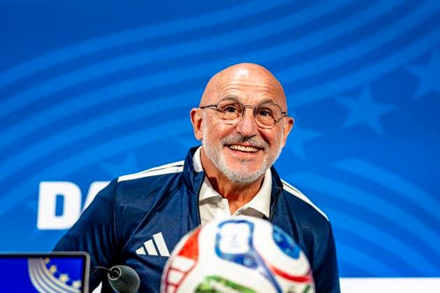 DALLAS - Spain s national coach Luis De La Fuente during the 2026 World Cup, Spain MD-1 press conference, PK, Pressekonferenz at AT&T Stadium on July 13, 2026, in Dallas, United States. (Photo by Stefan Koops EYE4IMAGES DeFodi Images) - *** DALLAS: Spain s national team coach, Luis De La Fuente, during the 2026 World Cup, Spain Matchday 1 press conference at AT&T Stadium on July 13, 2026, in Dallas, United States. Photo by Stefan Koops, EYE4IMAGES, DeFodi Images