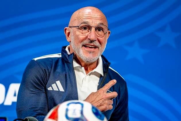 DALLAS - Spain s national coach Luis De La Fuente during the 2026 World Cup, Spain MD-1 press conference, PK, Pressekonferenz at AT&T Stadium on July 13, 2026, in Dallas, United States. (Photo by Stefan Koops EYE4IMAGES DeFodi Images) - *** DALLAS: Spain s national team coach, Luis De La Fuente, during the 2026 World Cup, Spain Matchday 1 press conference at AT&T Stadium on July 13, 2026, in Dallas, United States. Photo by Stefan Koops, EYE4IMAGES, DeFodi Images