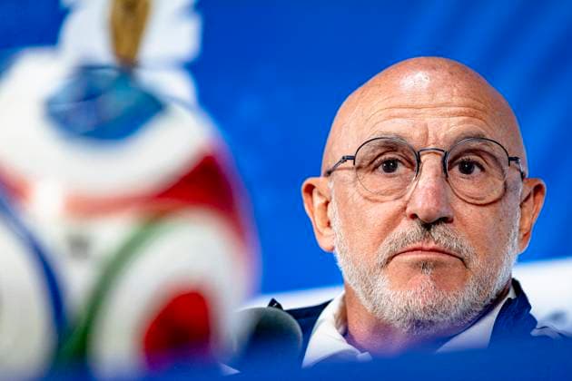 DALLAS - Spain s national coach Luis De La Fuente during the 2026 World Cup, Spain MD-1 press conference, PK, Pressekonferenz at AT&T Stadium on July 13, 2026, in Dallas, United States. (Photo by Stefan Koops EYE4IMAGES DeFodi Images) - *** DALLAS: Spain s national team coach, Luis De La Fuente, during the 2026 World Cup, Spain Match Day 1 press conference at AT&T Stadium on July 13, 2026, in Dallas, United States. Photo by Stefan Koops, EYE4IMAGES, DeFodi Images