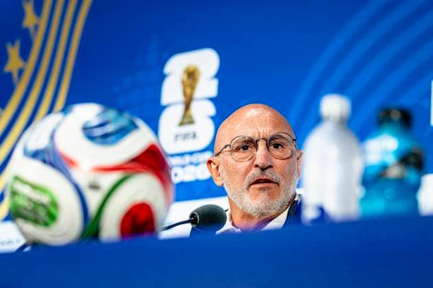 DALLAS - Spain s national coach Luis De La Fuente during the 2026 World Cup, Spain MD-1 press conference, PK, Pressekonferenz at AT&T Stadium on July 13, 2026, in Dallas, United States. (Photo by Stefan Koops EYE4IMAGES DeFodi Images) - *** DALLAS: Spain s national team coach, Luis De La Fuente, during the 2026 World Cup, Spain Match Day 1 press conference at AT&T Stadium on July 13, 2026, in Dallas, United States. Photo by Stefan Koops, EYE4IMAGES, DeFodi Images