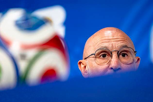 DALLAS - Spain s national coach Luis De La Fuente during the 2026 World Cup, Spain MD-1 press conference, PK, Pressekonferenz at AT&T Stadium on July 13, 2026, in Dallas, United States. (Photo by Stefan Koops EYE4IMAGES DeFodi Images) - *** DALLAS: Spain s national team coach, Luis De La Fuente, during the 2026 World Cup, Spain Match Day 1 press conference at AT&T Stadium on July 13, 2026, in Dallas, United States. Photo by Stefan Koops, EYE4IMAGES, DeFodi Images