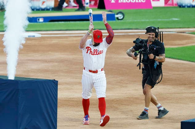 Philadelphia Phillies Kyle Schwarber takes the field before the first round of the 2026 MLB, Baseball Herren, USA Home Run Derby at Citizens Bank Park in Philadelphia, Pennsylvania, on Monday, July 13, 2026.  PHI20260713901 LAURENCExKESTERSON