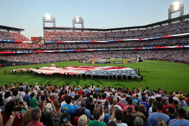 An American flag is unfurled before the singing of the National Anthem during the 2026 MLB, Baseball Herren, USA Home Run Derby at Citizens Bank Park in Philadelphia, Pennsylvania, on Monday, July 13, 2026.  PHI20260713905 LAURENCExKESTERSON