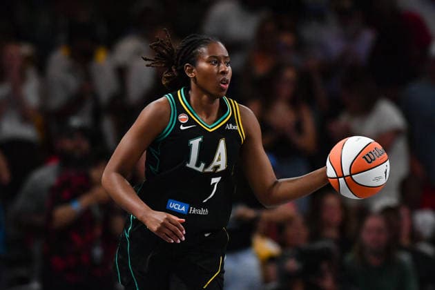 COLLEGE PARK, GA - JULY 13: Los Angeles guard Ariel Atkins (7) brings the ball up the court during the WNBA, Basketball Damen, USA game between the Los Angeles Sparks and the Atlanta Dream on July 13th, 2026 at Gateway Center Arena in College Park, GA. (Photo by Rich von Biberstein Icon Sportswire) WNBA: JUL 13 Los Angeles Sparks at Atlanta Dream EDITORIAL USE ONLY Icon260713002