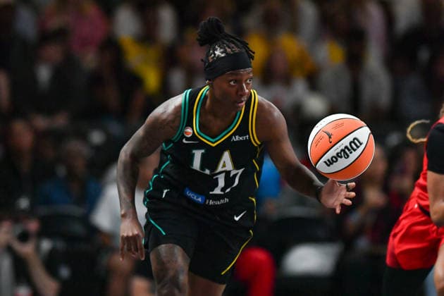 COLLEGE PARK, GA - JULY 13: Los Angeles guard Erica Wheeler (17) brings the ball up the court during the WNBA, Basketball Damen, USA game between the Los Angeles Sparks and the Atlanta Dream on July 13th, 2026 at Gateway Center Arena in College Park, GA. (Photo by Rich von Biberstein Icon Sportswire) WNBA: JUL 13 Los Angeles Sparks at Atlanta Dream EDITORIAL USE ONLY Icon260713003