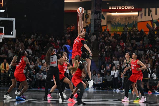 COLLEGE PARK, GA - JULY 13: Atlanta forward Angel Reese (5) wins the opening tip during the WNBA, Basketball Damen, USA game between the Los Angeles Sparks and the Atlanta Dream on July 13th, 2026 at Gateway Center Arena in College Park, GA. (Photo by Rich von Biberstein Icon Sportswire) WNBA: JUL 13 Los Angeles Sparks at Atlanta Dream EDITORIAL USE ONLY Icon260713009