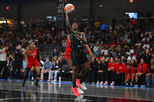 COLLEGE PARK, GA - JULY 13: Los Angeles guard Erica Wheeler (17) drives to the basket during the WNBA, Basketball Damen, USA game between the Los Angeles Sparks and the Atlanta Dream on July 13th, 2026 at Gateway Center Arena in College Park, GA. (Photo by Rich von Biberstein Icon Sportswire) WNBA: JUL 13 Los Angeles Sparks at Atlanta Dream EDITORIAL USE ONLY Icon260713010