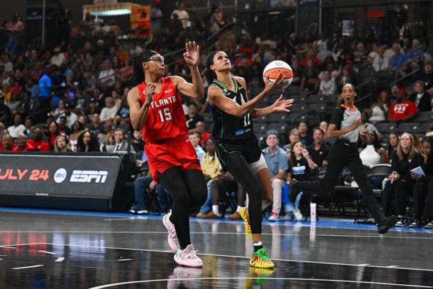 COLLEGE PARK, GA - JULY 13: Los Angeles forward Emma Cannon (32) drives to the basket during the WNBA, Basketball Damen, USA game between the Los Angeles Sparks and the Atlanta Dream on July 13th, 2026 at Gateway Center Arena in College Park, GA. (Photo by Rich von Biberstein Icon Sportswire) WNBA: JUL 13 Los Angeles Sparks at Atlanta Dream EDITORIAL USE ONLY Icon260713011