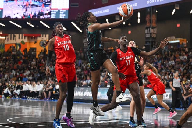 COLLEGE PARK, GA - JULY 13: Los Angeles guard Ariel Atkins (7) drives to the basket during the WNBA, Basketball Damen, USA game between the Los Angeles Sparks and the Atlanta Dream on July 13th, 2026 at Gateway Center Arena in College Park, GA. (Photo by Rich von Biberstein Icon Sportswire) WNBA: JUL 13 Los Angeles Sparks at Atlanta Dream EDITORIAL USE ONLY Icon260713013