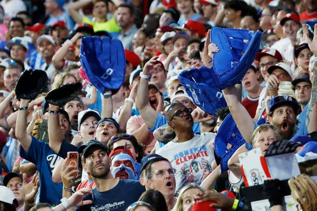 Fans try to catch a home run ball from St Louis Cardinals Jordan Walker in the first round of the 2026 MLB, Baseball Herren, USA Home Run Derby at Citizens Bank Park in Philadelphia, Pennsylvania, on Monday, July 13, 2026.  PHI20260713913 LAURENCExKESTERSON
