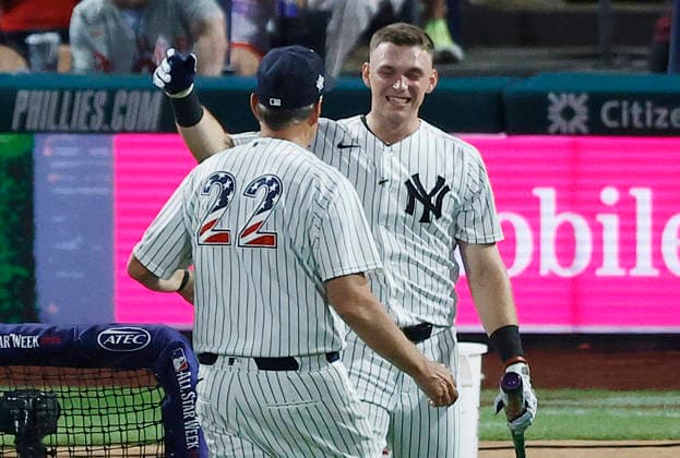 New York Yankees Ben Rice congratulates his father Dan Rice after competing in the first round of the 2026 MLB, Baseball Herren, USA Home Run Derby at Citizens Bank Park in Philadelphia, Pennsylvania, on Monday, July 13, 2026. Dan Rice pitched to his son in the competition.  PHI20260713925 LAURENCExKESTERSON
