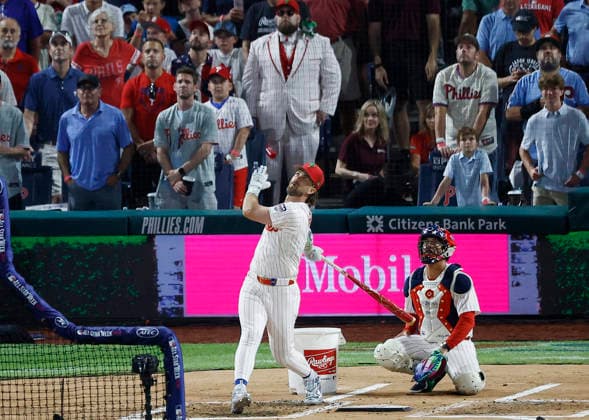 Philadelphia Phillies Bryce Harper watches a home run ball as he competes in the first round of the 2026 MLB, Baseball Herren, USA Home Run Derby at Citizens Bank Park in Philadelphia, Pennsylvania, on Monday, July 13, 2026.  PHI20260713934 LAURENCExKESTERSON