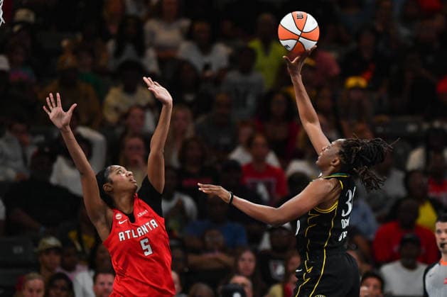 COLLEGE PARK, GA - JULY 13: Los Angeles forward Nneka Ogwumike (30) shoots over Atlanta forward Angel Reese (5) during the WNBA, Basketball Damen, USA game between the Los Angeles Sparks and the Atlanta Dream on July 13th, 2026 at Gateway Center Arena in College Park, GA. (Photo by Rich von Biberstein Icon Sportswire) WNBA: JUL 13 Los Angeles Sparks at Atlanta Dream EDITORIAL USE ONLY Icon260713019