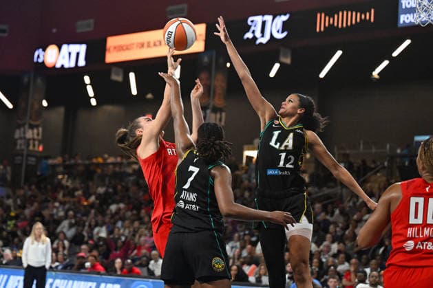COLLEGE PARK, GA - JULY 13: Atlanta guard Isobel Borlase (20) drives to the basket as Los Angeles forward Rae Burrell (12) defends during the WNBA, Basketball Damen, USA game between the Los Angeles Sparks and the Atlanta Dream on July 13th, 2026 at Gateway Center Arena in College Park, GA. (Photo by Rich von Biberstein Icon Sportswire) WNBA: JUL 13 Los Angeles Sparks at Atlanta Dream EDITORIAL USE ONLY Icon260713030