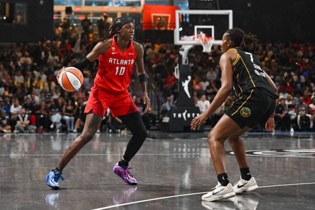 COLLEGE PARK, GA - JULY 13: Atlanta guard Rhyne Howard (10) looks to drive during the WNBA, Basketball Damen, USA game between the Los Angeles Sparks and the Atlanta Dream on July 13th, 2026 at Gateway Center Arena in College Park, GA. (Photo by Rich von Biberstein Icon Sportswire) WNBA: JUL 13 Los Angeles Sparks at Atlanta Dream EDITORIAL USE ONLY Icon260713032
