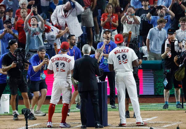 Philadelphia Phillies Kyle Schwarber and St Louis Cardinals Jordan Walker prepare to compete in the final round of the 2026 MLB, Baseball Herren, USA Home Run Derby at Citizens Bank Park in Philadelphia, Pennsylvania, on Monday, July 13, 2026.  PHI20260713943 LAURENCExKESTERSON