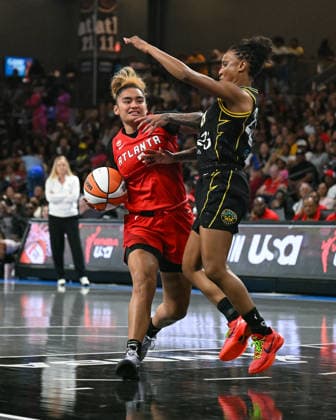 COLLEGE PARK, GA - JULY 13: Atlanta guard Te-Hina Paopao (2) drives to the basket during the WNBA, Basketball Damen, USA game between the Los Angeles Sparks and the Atlanta Dream on July 13th, 2026 at Gateway Center Arena in College Park, GA. (Photo by Rich von Biberstein Icon Sportswire) WNBA: JUL 13 Los Angeles Sparks at Atlanta Dream EDITORIAL USE ONLY Icon260713033