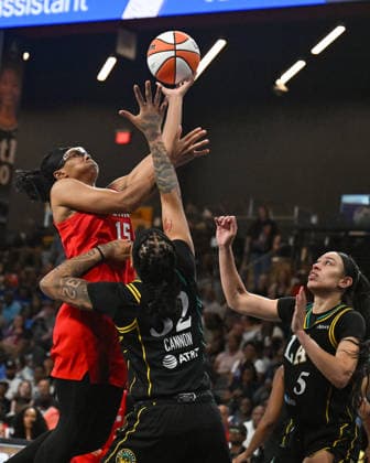 COLLEGE PARK, GA - JULY 13: Atlanta guard Allisha Gray (15) drives to the basket during the WNBA, Basketball Damen, USA game between the Los Angeles Sparks and the Atlanta Dream on July 13th, 2026 at Gateway Center Arena in College Park, GA. (Photo by Rich von Biberstein Icon Sportswire) WNBA: JUL 13 Los Angeles Sparks at Atlanta Dream EDITORIAL USE ONLY Icon260713036