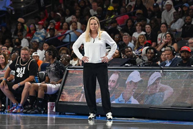 COLLEGE PARK, GA - JULY 13: Los Angeles head coach Lynne Roberts reacts during the WNBA, Basketball Damen, USA game between the Los Angeles Sparks and the Atlanta Dream on July 13th, 2026 at Gateway Center Arena in College Park, GA. (Photo by Rich von Biberstein Icon Sportswire) WNBA: JUL 13 Los Angeles Sparks at Atlanta Dream EDITORIAL USE ONLY Icon260713037