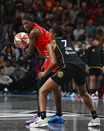 COLLEGE PARK, GA - JULY 13: Atlanta guard Rhyne Howard (10) looks to drive during the WNBA, Basketball Damen, USA game between the Los Angeles Sparks and the Atlanta Dream on July 13th, 2026 at Gateway Center Arena in College Park, GA. (Photo by Rich von Biberstein Icon Sportswire) WNBA: JUL 13 Los Angeles Sparks at Atlanta Dream EDITORIAL USE ONLY Icon260713042