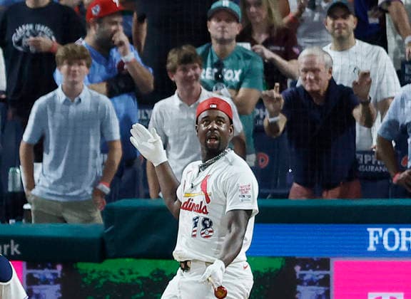 St Louis Cardinals Jordan Walker celebrates after defeating Philadelphia Phillies Kyle Schwarber to win the 2026 MLB, Baseball Herren, USA Home Run Derby at Citizens Bank Park in Philadelphia, Pennsylvania, on Monday, July 13, 2026.  PHI20260713947 LAURENCExKESTERSON