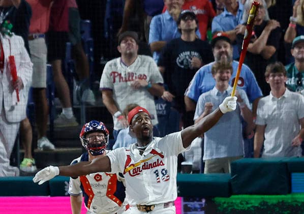St Louis Cardinals Jordan Walker watches his winning home run to defeat Philadelphia Phillies Kyle Schwarbe in the 2026 MLB, Baseball Herren, USA Home Run Derby at Citizens Bank Park in Philadelphia, Pennsylvania, on Monday, July 13, 2026.  PHI20260713948 LAURENCExKESTERSON