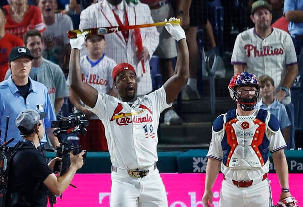 St Louis Cardinals Jordan Walker watches his winning home run to defeat Philadelphia Phillies Kyle Schwarbe in the 2026 MLB, Baseball Herren, USA Home Run Derby at Citizens Bank Park in Philadelphia, Pennsylvania, on Monday, July 13, 2026.  PHI20260713949 LAURENCExKESTERSON