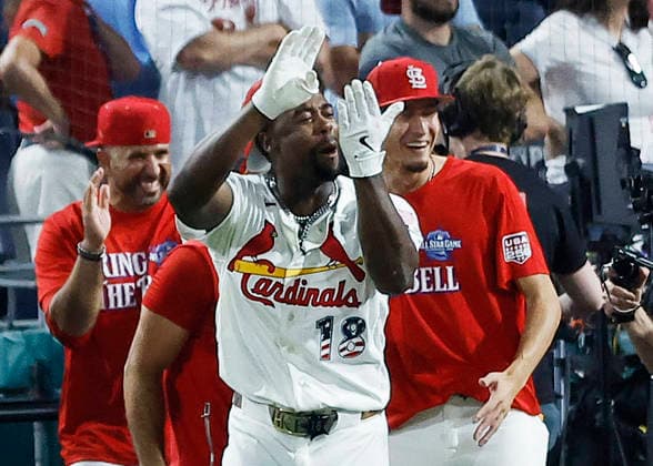 St Louis Cardinals Jordan Walker celebrates after defeating Philadelphia Phillies Kyle Schwarbe to win the 2026 MLB, Baseball Herren, USA Home Run Derby at Citizens Bank Park in Philadelphia, Pennsylvania, on Monday, July 13, 2026.  PHI20260713950 LAURENCExKESTERSON