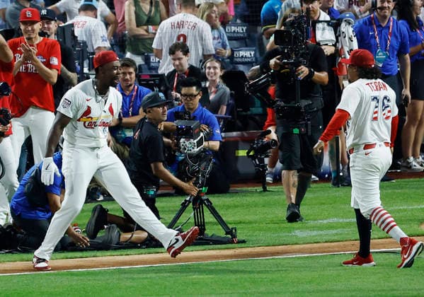 St Louis Cardinals Jordan Walker celebrates after defeating Philadelphia Phillies Kyle Schwarbe to win the 2026 MLB, Baseball Herren, USA Home Run Derby at Citizens Bank Park in Philadelphia, Pennsylvania, on Monday, July 13, 2026.  PHI20260713951 LAURENCExKESTERSON