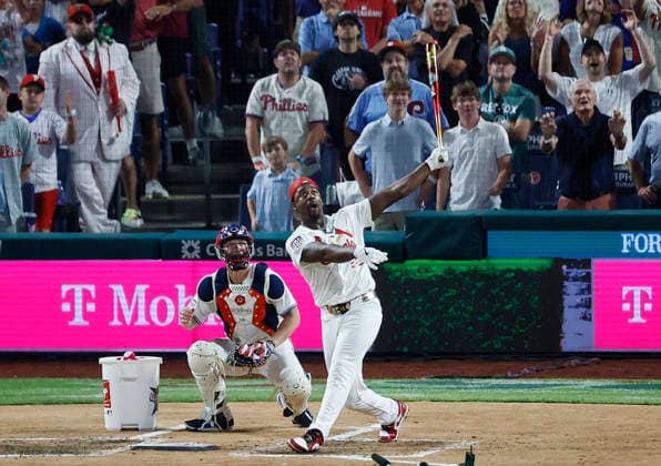 St Louis Cardinals Jordan Walker watches a home run ball in the final round of the 2026 MLB, Baseball Herren, USA Home Run Derby at Citizens Bank Park in Philadelphia, Pennsylvania, on Monday, July 13, 2026.  PHI20260713953 LAURENCExKESTERSON