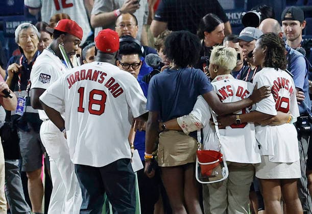 St Louis Cardinals Jordan Walker celebrates with family members after defeating Philadelphia Phillies Kyle Schwarber to win the 2026 MLB, Baseball Herren, USA Home Run Derby at Citizens Bank Park in Philadelphia, Pennsylvania, on Monday, July 13, 2026.  PHI20260713954 LAURENCExKESTERSON