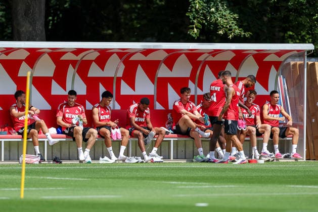 13.07.2026, Fußball, Trainingsauftakt 1.FC Köln, 1. Fußball Bundesliga, Geißbockheim, Saison 2026 2027: Luca Waldschmidt (1FC Koeln 07) Luka Lochoshvili (FC Koeln 24) Jamai Simpson-Pusey (1FC Koeln 22) Youssoupha Niang (1FC Koeln 38) Rav van den Berg (1FC Koeln 33) Julian Pauli (1FC Koeln) Ragnar Ache (1FC Koeln 09) Tom Krauß (1FC Koeln 05) Linton Maina (1FC Koeln 37) Marius Bülter (1FC Koeln 30) Said El Mala (1FC Koeln 13) sitzen auf der Bank und ziehen sich die Schuhe an beim ersten Training der neuen Saison 26 27 DFB regulations prohibit any use of photographs as image sequences and or quasi-video. Nordrhein-Westfalen Deutschland *** July 13, 2026, Soccer, 1. FC Köln Training Kickoff, Bundesliga 1, Geißbockheim, 2026–2027 Season Luca Waldschmidt 1 FC Köln 07 Luka Lochoshvili FC Köln 24 Jamai Simpson Pusey 1 FC Köln 22 Youssoupha Niang 1 FC Köln 38 Rav van den Berg 1 FC Köln 33 Julian Pauli 1 FC Cologne, Ragnar Ache 1 FC Cologne 09, Tom Krauß 1 FC Cologne 05, Linton Maina 1 FC Cologne 37, Marius Bülter 1 FC Cologne 30, Said El Mala 1 FC Cologne 13 are sitting on the bench and put on their shoes during the first practice of the new season 26 27 DFB regulations prohibit any use of photographs as image sequences and or quasi-video North Rhine-Westphalia, Germany
