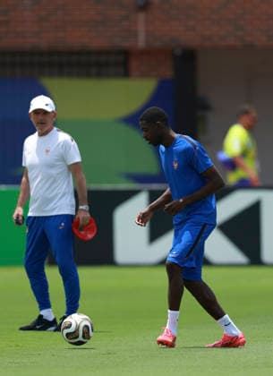 (260714) -- DALLAS, July 14, 2026 -- Ousmane Dembele (R) of France attends a training session ahead of the semi-final match between France and Spain at the 2026 FIFA World Cup, WM, Weltmeisterschaft, Fussball in Dallas, the United States, on July 13, 2026. ) (SP)U.S.-DALLAS-FIFA WORLD CUP-TEAM FRANCE-TRAINING HuxXingyu 