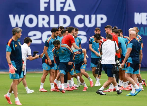 (260714) -- DALLAS, July 14, 2026 -- Players of Spain celebrate the birthday of Lamine Yamal and Victor Munoz before a training session ahead of the semi-final match between France and Spain at the 2026 FIFA World Cup, WM, Weltmeisterschaft, Fussball in Dallas, the United States, on July 13, 2026. ) (SP)U.S.-DALLAS-FIFA WORLD CUP-TEAM SPAIN-TRAINING HuxXingyu 