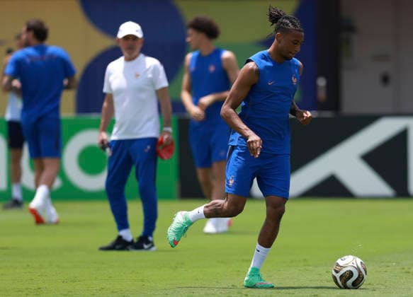 (260714) -- DALLAS, July 14, 2026 -- Michael Olise of France attends a training session ahead of the semi-final match between France and Spain at the 2026 FIFA World Cup, WM, Weltmeisterschaft, Fussball in Dallas, the United States, on July 13, 2026. ) (SP)U.S.-DALLAS-FIFA WORLD CUP-TEAM FRANCE-TRAINING HuxXingyu 