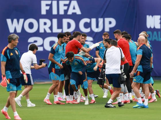 (260714) -- DALLAS, July 14, 2026 -- Players of Spain celebrate the birthday of Lamine Yamal and Victor Munoz before a training session ahead of the semi-final match between France and Spain at the 2026 FIFA World Cup, WM, Weltmeisterschaft, Fussball in Dallas, the United States, on July 13, 2026. ) (SP)U.S.-DALLAS-FIFA WORLD CUP-TEAM SPAIN-TRAINING HuxXingyu 